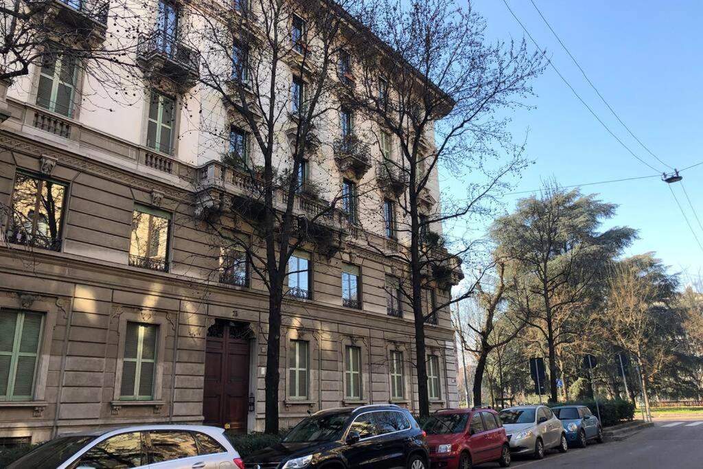 Casa Alberto da Giussano, elegante bilocale in centro con balcone sul parco Milano Esterno foto